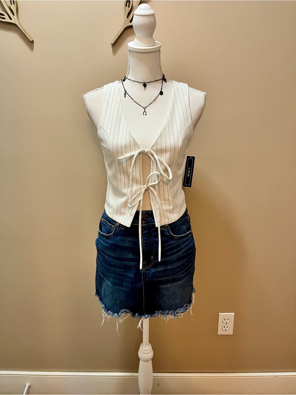 NWT A. Byer White Pinstripe Tie Front Vest Size Small